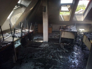 Hasiči vyjížděli k požáru v podkroví ve výchovném ústavu. Z budovy evakuovali deset lidí