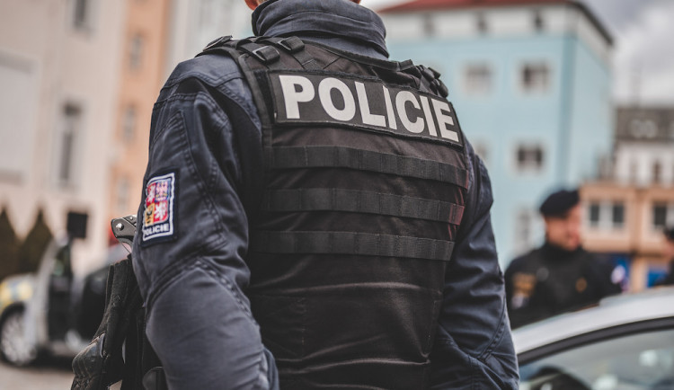 Dvojice ukradla v obchodě alkohol a uzeniny. Opilá zlodějka ve vzteku nápojem polila ostrahu i policistu