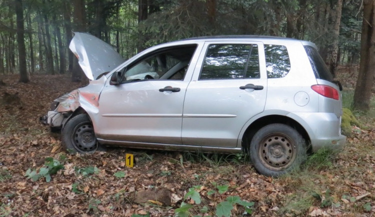 Mladý řidič jel rychle, v zatáčce dostal smyk a narazil do stromu. Záchranáři ho převezli do nemocnice 