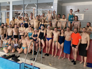 Podvodní hokej mohou hrát muži i ženy dohromady. Potřebujete k tomu malou hokejku, puk, šnorchl, ploutve a plavky