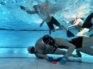 Podvodní hokej mohou hrát muži i ženy dohromady. Potřebujete k tomu malou hokejku, puk, šnorchl, ploutve a plavky
