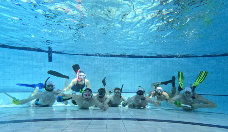 Podvodní hokej mohou hrát muži i ženy dohromady. Potřebujete k tomu malou hokejku, puk, šnorchl, ploutve a plavky