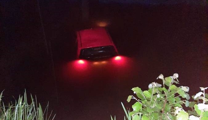 Devatenáctiletá řidička v Lukách najela na svodidla a s autem skončila v řece. Pak ji převezli do nemocnice