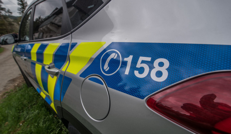 Policie zasahovala u recidivisty, který ukradl v obchodě balení pastelek. Vypátrala ho během krátké chvíle