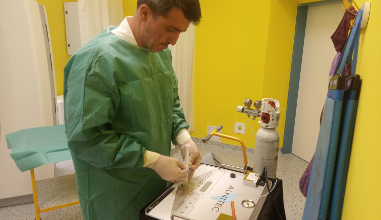 Uleví od bolesti zad na měsíce: v jesenické nemocnici nabízí nově ozonoterapii