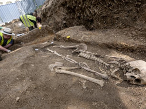 Před demolicí stadionu archeologický průzkum. Bývalý hřbitov ve Smetanových sadech odhalil první kostry
