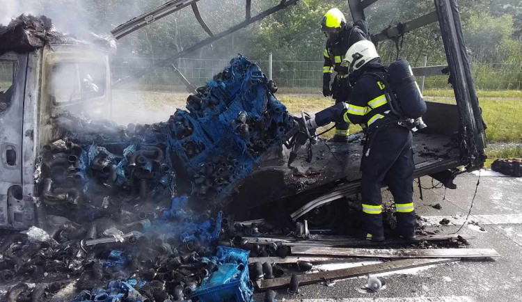 Tři hasičské jednotky vyjížděly na D1 ve směru na Prahu. Hořela tam dodávka
