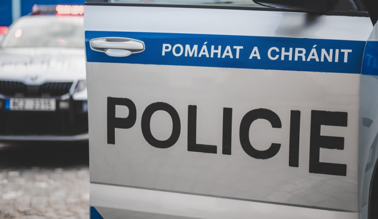 Policie zadržela dvacetkrát trestaného muže. I přes zákaz pod vlivem drog řídil, na Třešťsku se vloupal do buňky