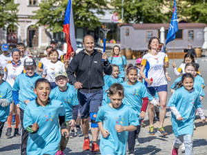 Děti v Jihlavě se dnes zapojily do Mírového běhu. Nejvíc jich bylo ze ZŠ Kollárova a Křížová