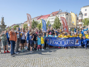 Děti v Jihlavě se dnes zapojily do Mírového běhu. Nejvíc jich bylo ze ZŠ Kollárova a Křížová