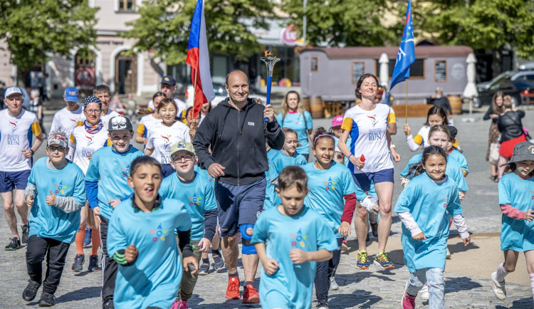 Děti v Jihlavě se dnes zapojily do Mírového běhu. Nejvíc jich bylo ze ZŠ Kollárova a Křížová