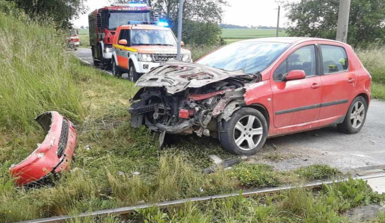 FOTO: V Herálci na přejezdu se srazilo auto s vlakem. Nikdo se nezranil