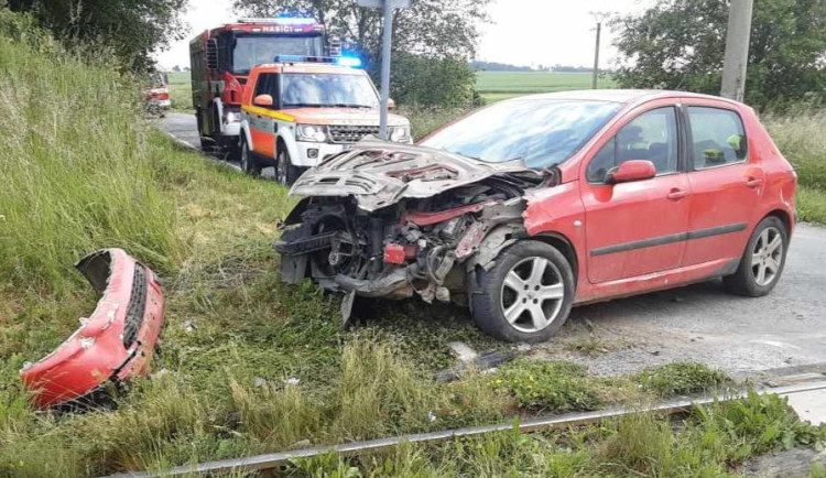 V Herálci na přejezdu se srazilo auto s vlakem. Provoz na trati stojí