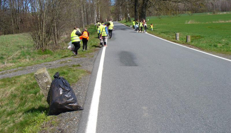 ANKETA: Přírodu Vysočiny uklidilo přes 30 tisíc dobrovolníků. Rekordní počet lidí nasbíral 66 tun odpadků