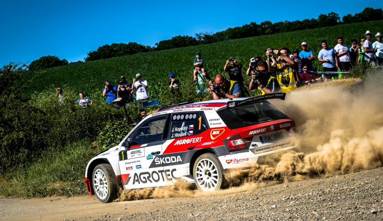 Do Hustopečí se sjeli příznivci rallye. Místní čekají objížďky a uzavírky
