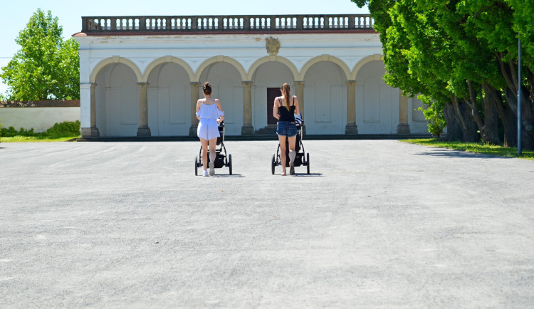 Ve Vyškově vybudovali nové cesty v zámecké zahradě. Původní zničili cyklisté