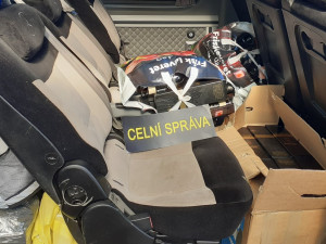 VIDEO: Rumun vezl přes Vysočinu 307 lahví nezdaněného alkoholu. Hrozí mu až pětimilionová pokuta
