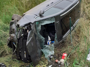 Na dálnici časně ráno havarovalo osobní vozidlo. Čtyři osoby, včetně dětí, jsou vážně zraněny