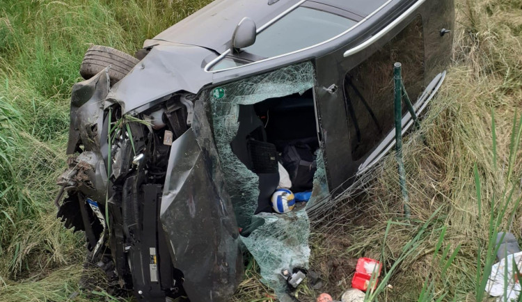 Na dálnici časně ráno havarovalo osobní vozidlo. Čtyři osoby, včetně dětí, jsou vážně zraněny