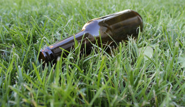 Děti v Brně divoce zapíjely školní rok. Pozvracené je našli strážníci