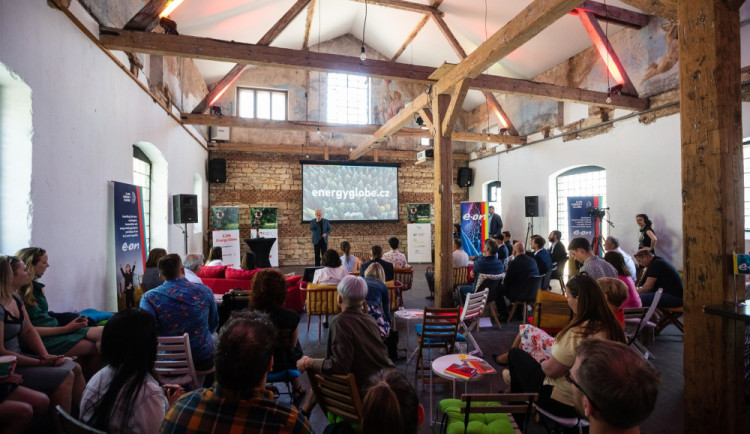 Po představení šesti finalistů následuje hlasování.