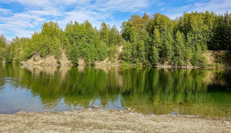 Velké překvapení. V lomu v Horní Cerekvi byla nalezena bakterie, voda teď není vhodná ke koupání