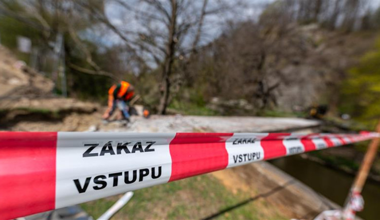 Lávka v Heleníně bude příští týden uzavřena. Finalizuje rekonstrukce, pokládá se izolační vrstva