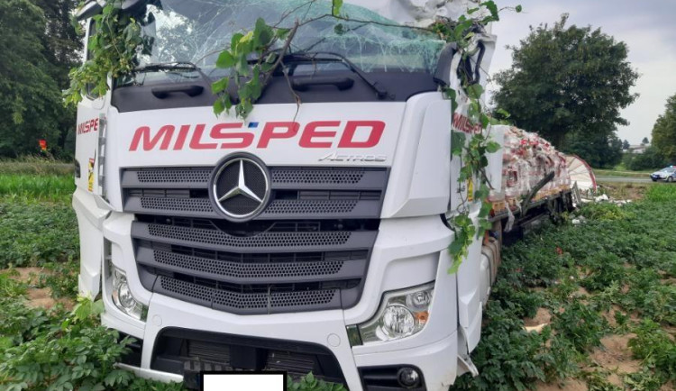 Škoda bezmála za milion. Řidič srbského kamionu nedával pozor, skočil na bramborovém poli