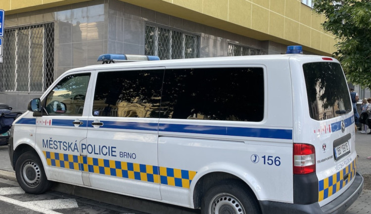 Mladík v brněnské hospodě šermoval noži. Dělal to kvůli lásce