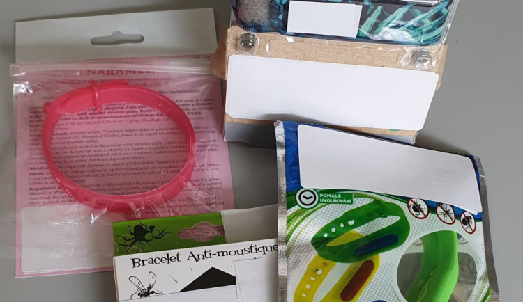 Lidé si stěžovali na nefunkční náramky proti komárům. Jsou k ničemu, potvrdili odborníci