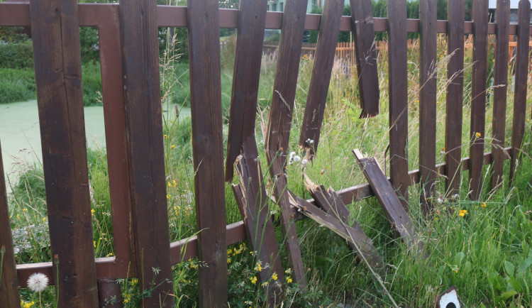 Opilá žena nabourala auto a plot, po chvíli se stejným vozidlem havaroval opilý muž se zákazem řízení