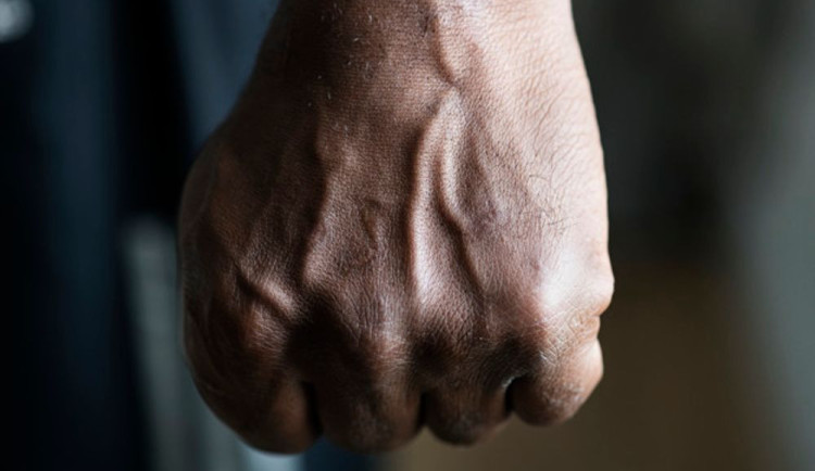 Muž v Brně dal pěstí kurýrovi jídla. Vyrovnával si staré účty