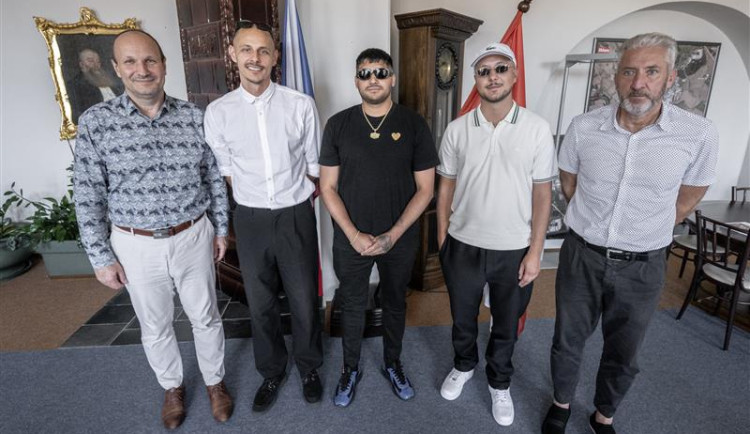 Úspěšní rapeři 58G navštívili primátora. Ten ocenil, že ve své tvorbě odrážejí dění jihlavských ulic