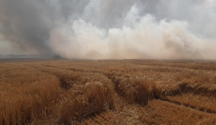 Jedenáct jednotek vyjelo na rozsáhlý požár pole. Byl vyhlášen třetí stupeň poplachu, škoda je 780 tisíc