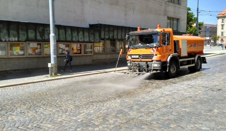 ANKETA: Chvilkové ochlazení. Centrum Jihlavy dnes poprvé brázdil kropicí vůz, do terénu vyrazí i zítra