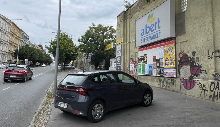 Brno neprávem kasíruje řidiče za parkování u supermarketu, tvrdí ombudsman