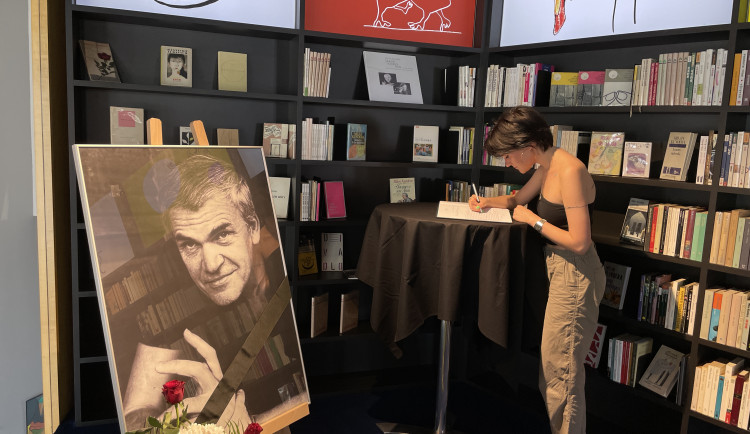 Milane, děkujeme. V Brně lidé vzpomínají na rodáka Kunderu