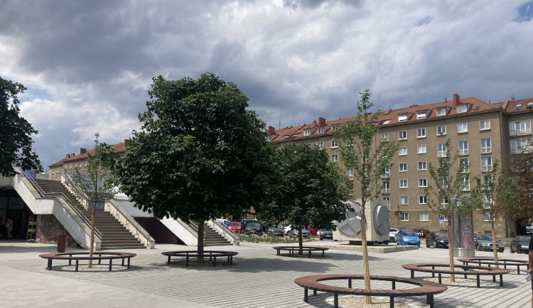 Brno upravilo nároží Šumavské a Kounicovy. U křižovatky si lidé odpočinou