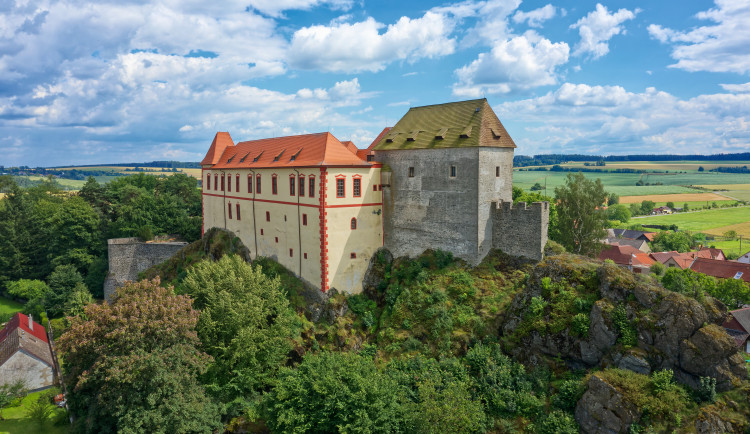 Návštěvnické centrum hradu Kámen by mělo stát do podzimu 2025. Odhadované náklady budou 22 milionů