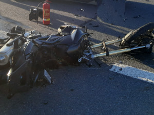 FOTO: Auto se v křižovatce srazilo s motorkou, její dva pasažéři se zranili. Letěl pro ně vrtulník