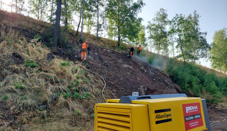 Na přivaděči se stále pracuje. Teď třeba na tom, aby na vozovku nepadaly kameny a zemina
