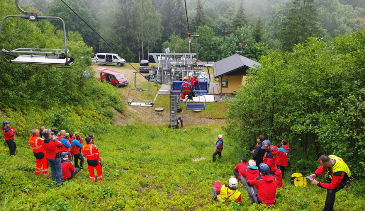 Uvízlý paraglidista a výcvik služebních psů. V Jeseníkách proběhlo mezinárodní cvičení Horské služby