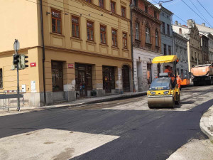Konec uzavírky, v pátek se znovu otevře jihlavská Znojemská ulice. Propadlá vozovka je téměř opravená