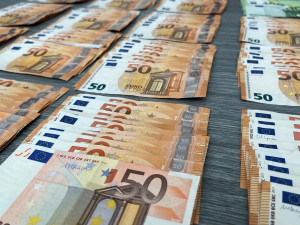Cizinci z Balkánu ukradli lidem na D1 tašku s penězi, šlo zhruba o 200 tisíc. Policie je během chvíle dopadla
