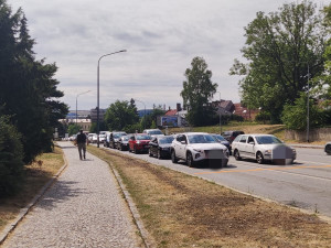 Obrňte se trpělivostí, dnes ráno začala oprava na rušné křižovatce u Zverimexu. Je otevřený jen jeden pruh