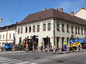 Obrňte se trpělivostí, dnes ráno začala oprava na rušné křižovatce u Zverimexu. Je otevřený jen jeden pruh