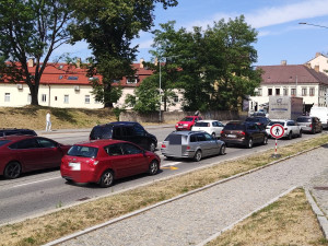 Obrňte se trpělivostí, dnes ráno začala oprava na rušné křižovatce u Zverimexu. Je otevřený jen jeden pruh