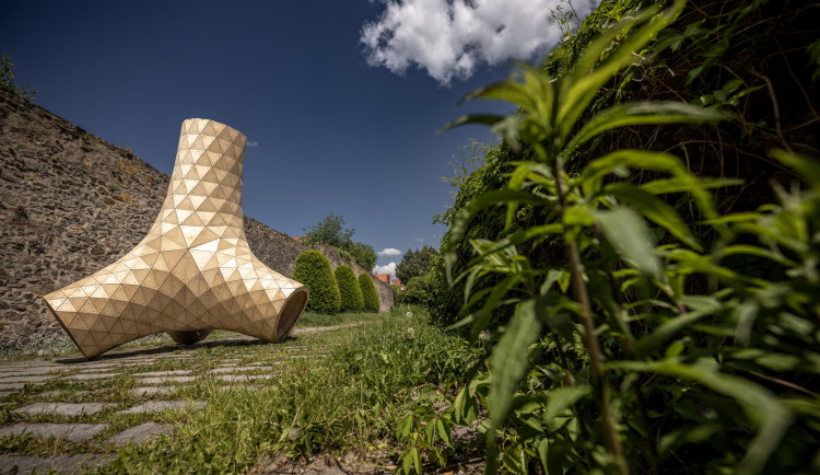 Z hradebního parkánu byla odvezena umělecká instalace, poničili ji vandalové. Co kamerové záznamy, ptají se občané