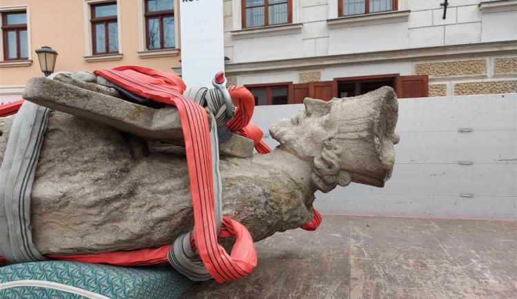 Socha sv. Jana Nepomuckého před zrestaurováním