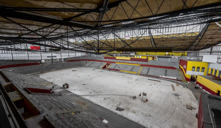 Stát potvrdil dotaci, stadion je vyklizen a může se bourat. Dělníci již staví stěny proti hluku a prachu